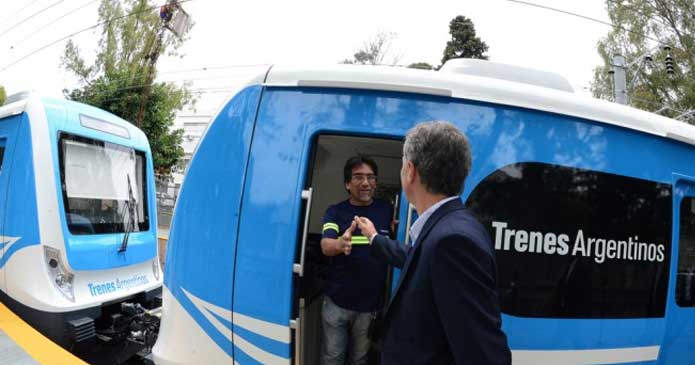 Apretado por el déficit, Macri anticipa la suba del boleto en trenes y colectivos