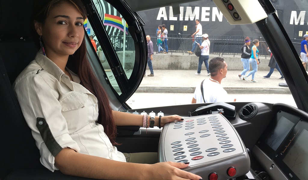 Colombia: Conducir el metro y el tranvía es trabajo de jóvenes en Medellín  | Rieles Multimedio