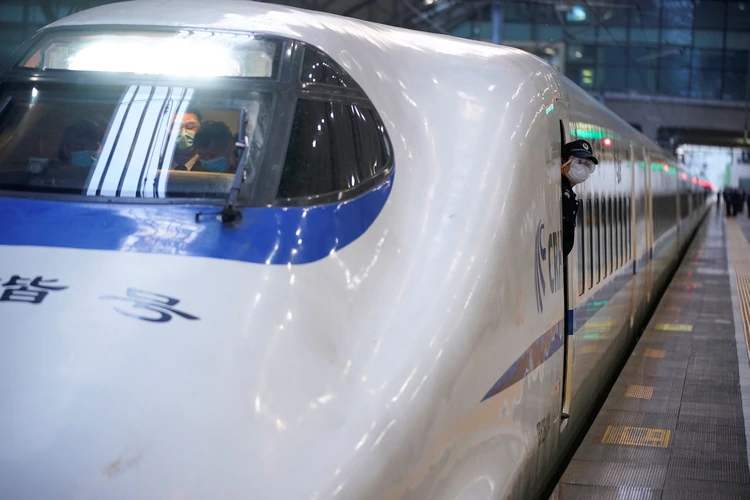 El alucinante viaje en tren de Wuhan a Beijing: códigos QR, controles permanentes y sensor para no romper la cuarentena