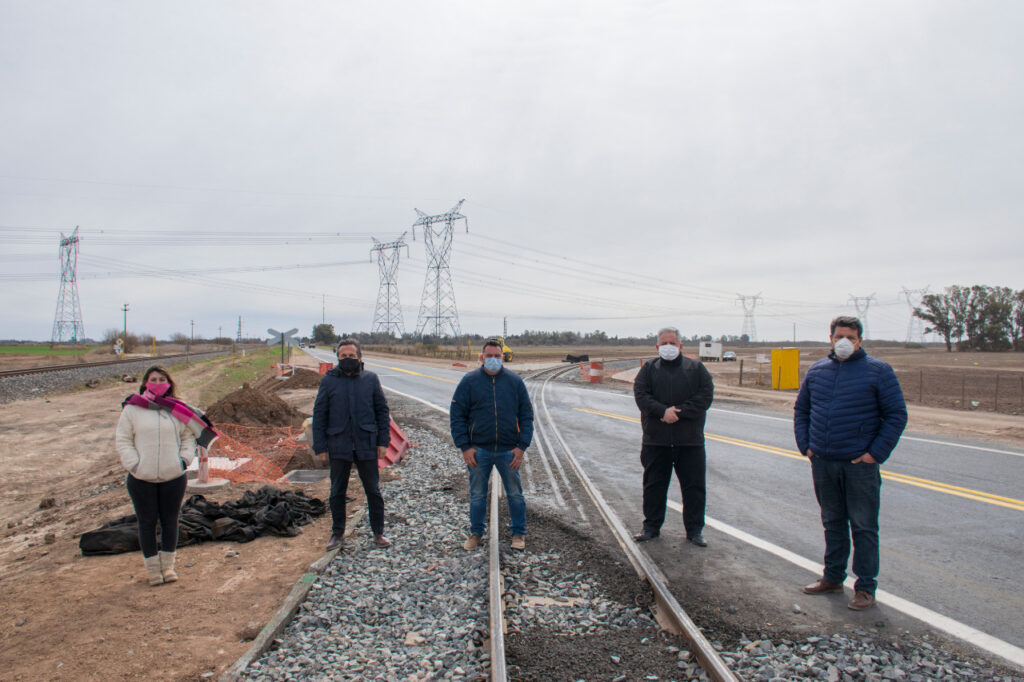 Construcción de puente carretero sobre vías del ferrocarril suma adhesiones