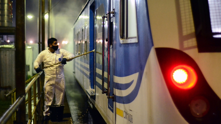 Coronavirus en Argentina: así es la riesgosa tarea de desinfectar los trenes todas las noches