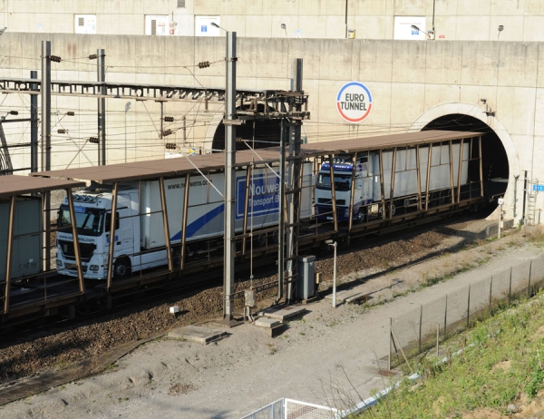 Reino Unido: EUROTUNNEL INAUGURA UNA LANZADERA PARA LOS CAMIONES QUE SE SUBEN AL TREN