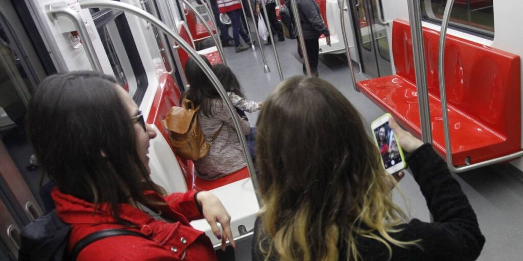 Tren armado en Chile ya circula por la línea 2 de Metro