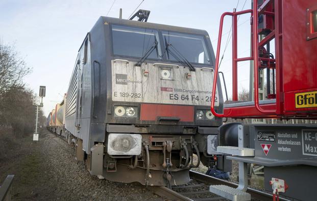 Alemania: Insólito: un tren descarriló tras chocar con un cajero automático