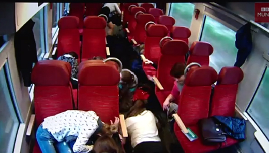 Polonia: El momento en el que un conductor de tren corre por los pasillos alertando que van a chocar