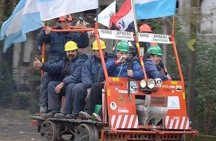 Viajan hasta San Juan en zorras de vía