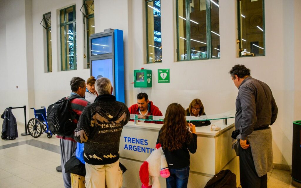 Instalarán 90 desfibriladores en toda la red de Trenes Argentinos