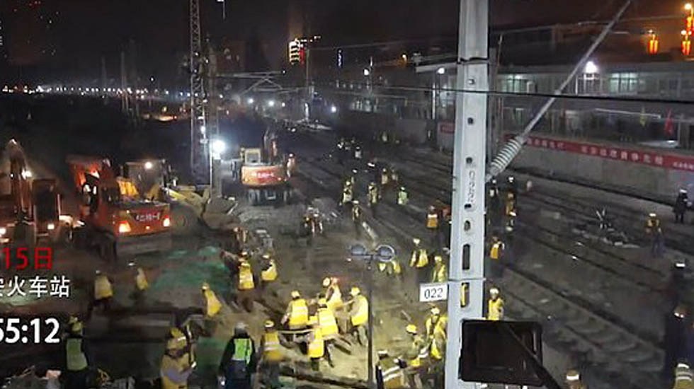 Reemplazan vías de tren en una sola noche en China