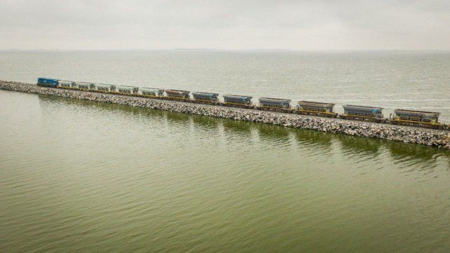 Un tren de cargas cruzó con éxito el nuevo pedraplén de la laguna La Picasa