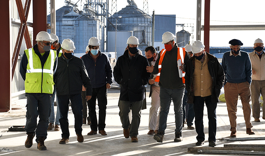 El ministro de Transporte y Obras Públicas, Luis Alberto Heber, recorrió la fabrica de durmientes