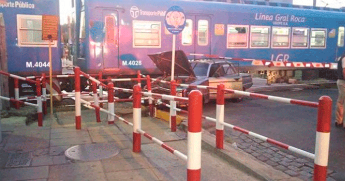Un Falcon se incrustó debajo de una formación del tren Roca