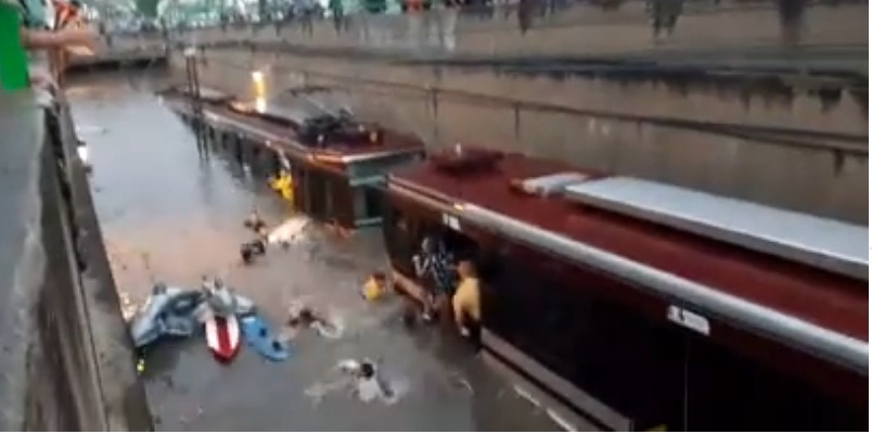 México: Tren ligero bajo el agua, usuarios organizan rescate