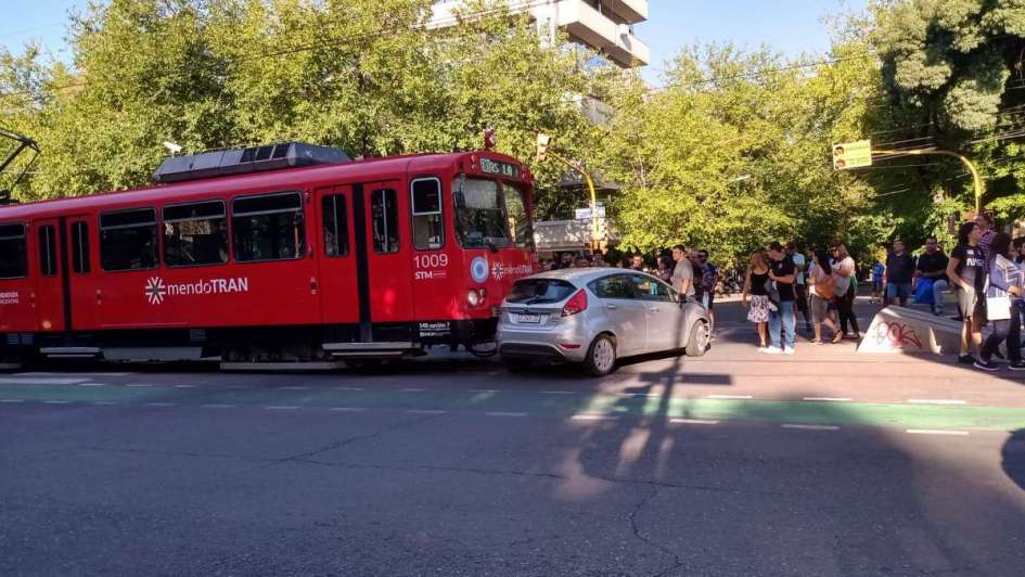 El Metrotranvía chocó contra un auto en calle Belgrano y el servicio registró demoras