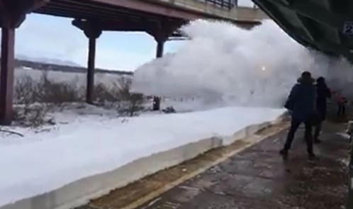 Estados unidos: La espectacular «avalancha» de nieve de un tren contra los pasajeros de una estación de Nueva York