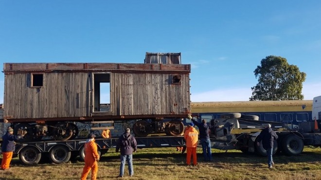 Instalan un viejo vagón en el barrio 30 de Marzo