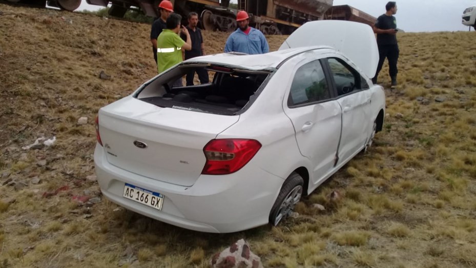 Un automóvil chocó contra un tren en la ex ruta 3 y volcó