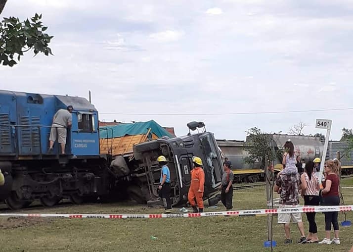 Tren embistió a un camión en Devoto (Santa Fe): una pareja resultó ilesa
