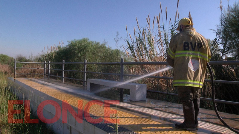 Bomberos Voluntarios desinfectan apeaderos para cuando vuelva a pasar el tren