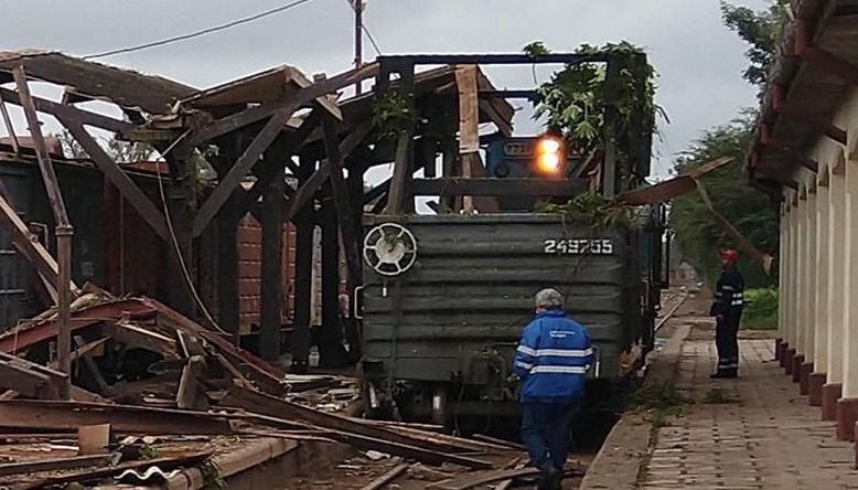 Una formación del tren tiró la galería de la estación de Pichanal