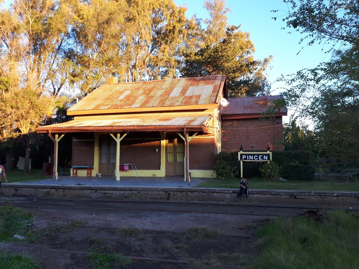 Javier Frola, un levallense recorriendo las vías del ferrocarril