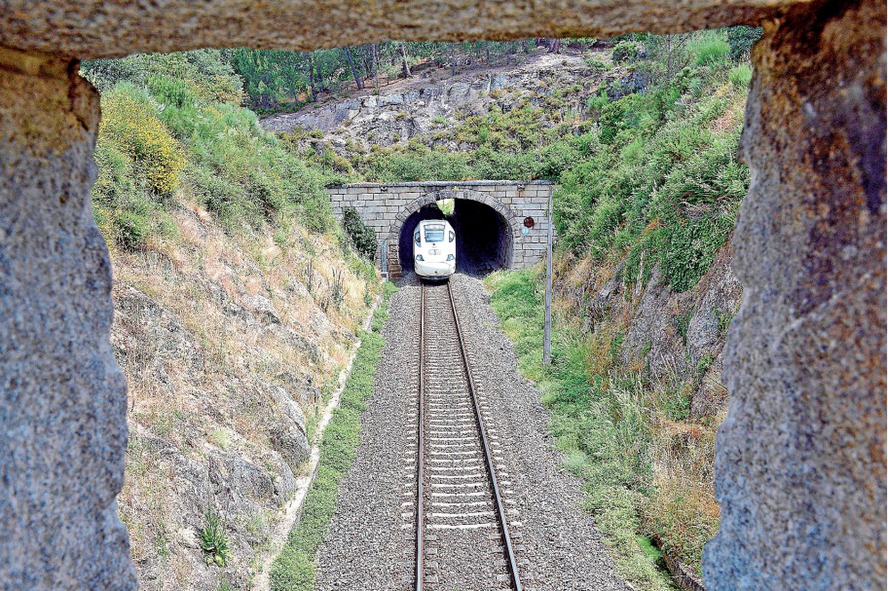 España: El tren de alta velocidad solo circulará en Galicia si cambia el ancho de vía