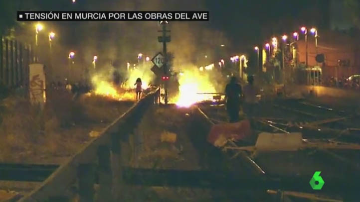 España: Cientos de vecinos protestan durante 26 noches consecutivas por las obras del AVE en Murcia