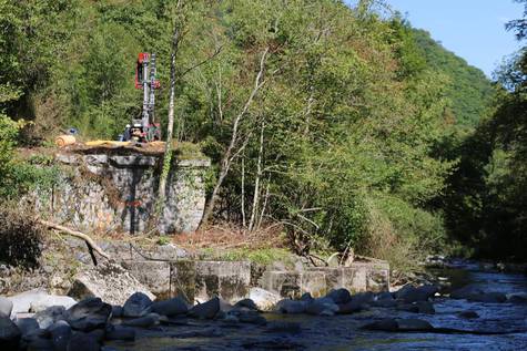 Francia desbroza y revisa el puente hundido que llevó a clausurar la línea de Canfranc