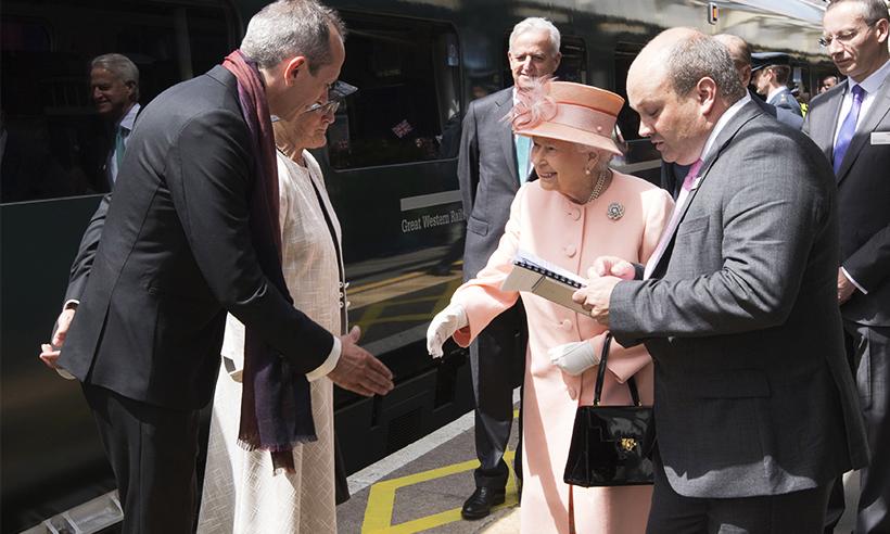 Reino Unido: La Reina Isabel recrea el primer viaje en tren realizado por la Reina Victoria hace 175 años