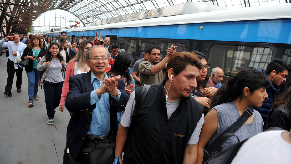 A contramano de las combis, los trenes suman pasajeros