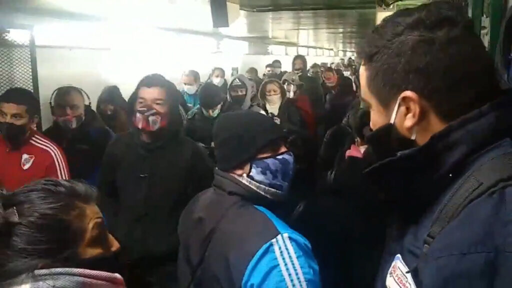Gente amontonada y colas en estaciones del Fc Sarmiento