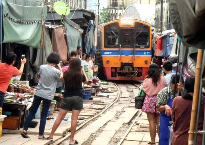 Selfies de turistas provocan cierre de cafeterías cerca a ferrocarril en Hanói