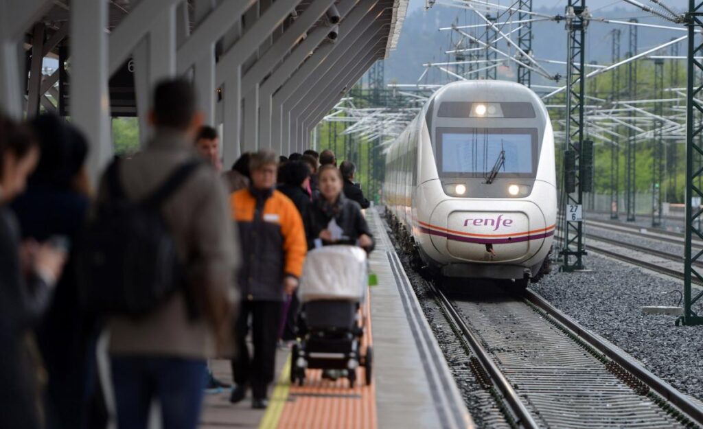La reducción de frecuencias de tren deja «tirados» a decenas de estudiantes