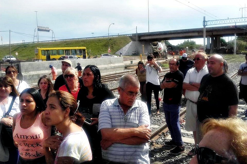 Intentan relanzar el tren eléctrico a City Bell pero los vecinos de Pereyra y Hudson resisten