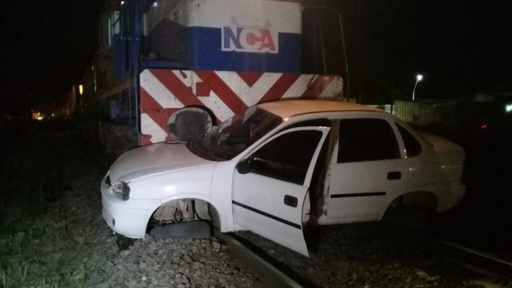 Sunchales: un tren atropelló a un auto en un paso nivel sin barreras