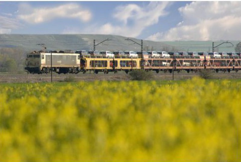 España: El tren aumenta en un 15% el transporte de vehículos