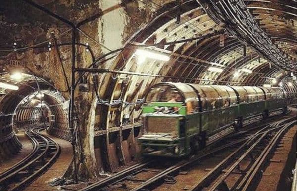 Viaje a los túneles ocultos de Londres, que llevaron cartas y alojaron tropas
