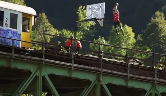 Eslovenia: Basquetbolistas extremos desafían la velocidad sobre un tren en movimiento