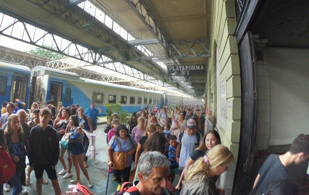 El Gobierno extendió la prohibición para viajar en trenes y colectivos de larga distancia y en vuelos de cabotaje