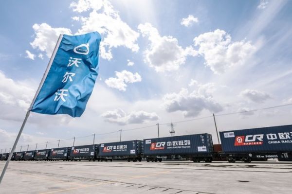Volvo cambia el barco por el tren para llevar su S90 de China a Europa