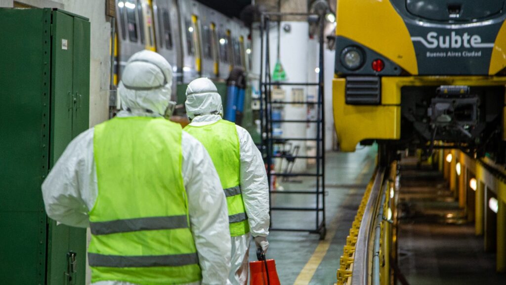 En el Subte se continúa con la desinfección y la limpieza para prevenir COVID19