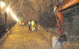 España: Actividad frenética en el túnel mayor para renovar las vías del tren de Sóller